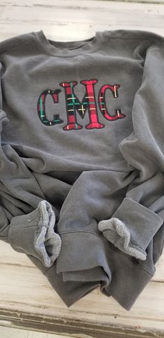 This beautiful holiday themed plaid amplifies the beauty of the most popular Sweatshirt on the market. Comfort Colors Sweatshirts are 100% Cotton and run true to size. Monogram Sweatshirt Ideas, Monogram Clothes, Monogrammed Sweatshirt, Monogramming Ideas, Monogram Outfit, Monogram Sweatshirt, Applique Monogram, Womens Sweatshirts, Comfort Colors Sweatshirt