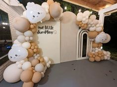 an arch made out of balloons is shown in front of the entrance to our little dumppy