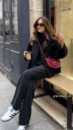 Autumn Chic Outfit, New York Outfits Fall Street Styles, Fall Adidas Samba Outfit, Samba Outfit Winter, New York Autumn Outfit, Burgundy Fall Outfits, New York Fall Outfit, Elegantes Outfit Damen