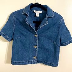 New With Tags. Never Worn. Perfect Condition. Rachel Zoe Blue Jean Short Sleeve Top With 3 Silver Round Buttons. Can Be Worn As A Top Or Jacket. No Smoking Home. Short Sleeve Button Down Outfit, Short Jacket Outfit, Thrift Inspiration, Thrift List, Thrift Wishlist, Button Down Outfit, Wardrobe Aesthetic, Fit Checks, Thrift Inspo