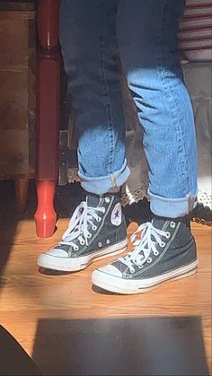 Cuffed Jeans And Converse, Converse Reference Photo, Converse Reference, Retro Outfits 80s Style, All Star Aesthetic, Hannah Aesthetic, All Star Outfit, Converse Drawing, Aesthetic Converse