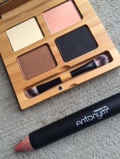 Ecocert Organic Cosmetics Brand, Antonym Cosmetics, gives eco chic makeup a whole new name, a stunning earthy look, and commits to safe cosmetic ingredients and product formulas. Wood Makeup Organizer, Make Up Brand, Nontoxic Beauty, Cosmetic Ingredients, Wood Packaging, No Makeup Makeup, Eco Jewelry, Chic Makeup