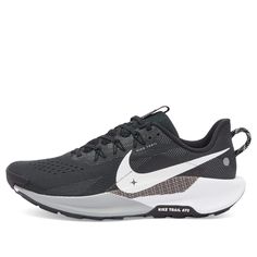 Nike Sneakers Mens, Nike Branding, High End Shoes, Nike Brand, Latest Sneakers, Black Running Shoes, Trail Running Shoes, Sneakers Black, Shoe Brands