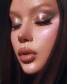 Pat Mcgrath Makeup Looks, Makeup Trends 2024, Pat Mcgrath Eyeshadow Looks, Pat Mcgrath Eyeshadow, Moonlit Seduction, Pearly Makeup, Positive Light Liquid Luminizer, Liquid Luminizer, Estilo Kim Kardashian