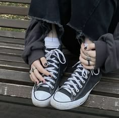 Converse Aesthetic, Black Converse, Estilo Punk, Sirius Black, Downtown Girl, Grunge Style, Grunge Aesthetic, Chuck Taylor Sneakers, Grunge Outfits