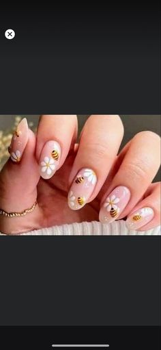 Flower And Bee Nails, Bee Nail Designs Simple, Bee Almond Nails, Bumble Bee Nails Simple, Yellow Nails With Bees, Back To School Nails