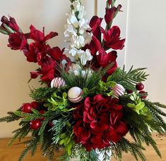 Bright red Gladiolas and Hydrangea Christmas centerpiece. Transform your holiday table with this stunning Christmas centerpiece! This elegant arrangement features vibrant red gladiolas paired with a red Hydrangea, seasonal greens, and a few small Christmas decorations creating a festive focal point for your Gatherings.  Perfect for Christmas celebrations or as a thoughtful gift. . Elevate your holiday decor with this Christmas centerpiece all season long! This would make a great gift for that ha Red And White Flower Arrangements, Christmas Greenery Centerpiece, Christmas Flowers Centerpieces, Christmas Table Centerpieces Elegant, Small Christmas Decorations, Christmas Doorway Decorations, Hydrangea Christmas, Floral Lamp, Red Hydrangea