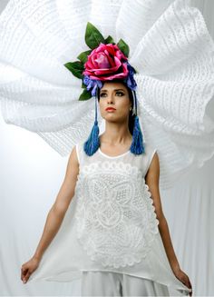 Latina Creación Magazine ( Juin 2014 ). María Rosario Mendoza (TAKASAMI) créatrice mexicaine Frida Kahlo Projects, White Latina, Chicana Style, Mexican Dresses, Folk Fashion, Mexican Style, Eco Fashion, Mendoza