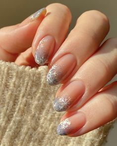 Delicate Christmas Nails, Nails Acrylic Winter Classy, Almond Gel Nails Winter, Christmas Nails Subtle, Christmas Minimalist Nails, Minimalist Winter Nails, Winter Formal Nails, Simple Christmas Nails Winter, Silver Christmas Nails