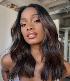 Dark Brown Highlights Black Women, Highlights For Black Hair Brown Skin, Brown Highlights On Black Hair Dark Skin, Chocolate Brown Hair With Highlights On Black Women, Dark Hair On Black Women, Color Of Hair For Morena, Dark Skin Brown Hair Highlights, Brown Balayage On Dark Skin, Brunette Hair On Black Women