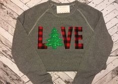 Love Christmas tree vinatge sweatshirt/ Buffalo plaid christmas shirt/ Applique christmas sweatshirt Casual Festive Sweatshirt For Fall, Casual Fall Festive Sweatshirt, Vinyl Christmas Ideas, Black Sweatshirt Outfit, Holiday Shirt Ideas, Sweatshirt Design Ideas, Fall Sweatshirt Outfit, Applique Christmas, Womens Sweatshirts Fashion