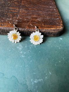 Add some sunshine to your life with these lovely  bright daisy earrings! This beautiful earring is made from real pressed daisies, preserved in jewelry grade, eco-friendly resin ,925 sterling silver  hooks. This is an unique idea for a special gift for someone or a treat for yourself . **Materials: - Real hand pressed daisy - Jewelry grade resin  - 925 sterling silver wire hook ---Notice--- -Since each flower and leaf is different, there is no guarantee that you will receive the same as the pict Daisy Jewelry, Botanical Earrings, Spring Earrings, Daisy Earrings, Leaf Coloring, White Earrings, Floral Earrings, Beautiful Packaging, Real Flowers