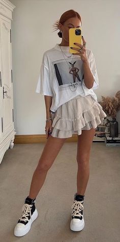 Trendy Summer Pleated Cargo Skirt, Oversized Tshirt Mini Skirt, Summer Streetwear Cargo Skirt, Movie Night Outfit, Summer Streetwear Mini Skirt, White Bohemian Mini Skirt, Relaxed Fit, Traje Cowgirl, Fall Outfits Aesthetic, Outfits For School