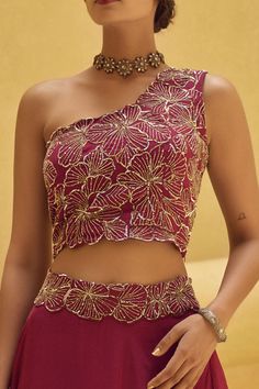 One Shoulder Blouse Designs, One Shoulder Blouse Lehenga, Skirt And Blouse Set, Lehenga Designs Simple, Traditional Blouse Designs, Saree Blouse Designs Latest, Stylish Blouse Design, Designer Party Wear Dresses, Hem Blouse