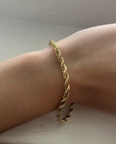 This is a vintage gold bracelet with an elegant and sophisticated chain. So pretty and simple! Vintage Gold Bracelet, Twisted Chain, Bracelet Clasps, Chain Link Bracelet, Green Bay, So Pretty, Link Bracelets, Vintage Gold, Chain Link