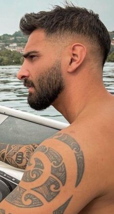 Mens Hairstyles Quiff, Hair Tattoo Man, Skin Fade Hairstyle, Crew Cut Hair, Taper Fade Short Hair, Fade Haircuts For Men