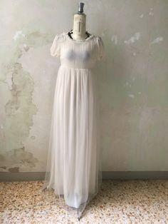 meraviglioso e perfetto abito da sposa originale anni 60 stile impero color bianco lungo abito tutto in seta bianca sormontato da un leggerissimo velo di tulle bianco vita stile impero e piccole maniche corte a palloncino piccoli volant sul collo e sulle maniche chiusura posteriore con cerniera a scomparsa CONDIZIONI PERFETTE Spring Wedding Evening Dress With Empire Waist, Spring Wedding Empire Waist Evening Dress, Fitted Empire Waist Maxi Dress For Wedding, Cream Bridesmaid Dress Floor-length, Wedding Maxi Dress With Empire Waist And Pleated Bodice, Wedding Maxi Dress With Pleated Bodice, White Empire Waist Dress For Prom, Regency Style Full Length Wedding Dress, White Pleated Bodice Maxi Dress For Evening