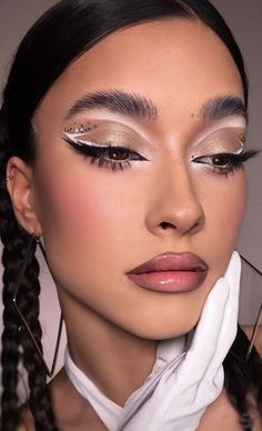 White Eye Makeup Looks, Silver Eyeshadow Looks, Ice Makeup, Winter Make Up, Maquillage Yeux Cut Crease, Silver Makeup, Silver Eyeshadow