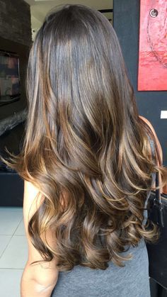 Resultado de imagem para castanho iluminado Twisted Hair, Cabello Hair, Trendy Hair Color, Ombre Hair Color, Trendy Hair, Long Wavy Hair, Hair Color Balayage, Brunette Hair, Ombre Hair