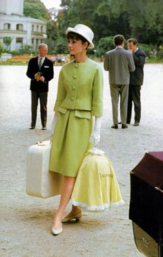 Audrey in Givenchy. So classy! Audrey Hepburn 1960s, Givenchy Suit, Fashion Eras, 1960s Party, 60s Aesthetic, Mode Prints, Jessica Day, Mode Retro