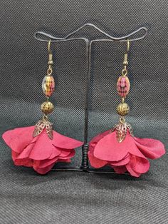 Beautiful and elegant earrings made with bronze, glass beads and fabric flowers. Earring Ideas, Jewelry Inspo, Elegant Earrings, Flower Earrings, Wooden Beads, Fabric Flowers, Jewelry Earrings Dangle, Glass Beads, Dangle Drop Earrings