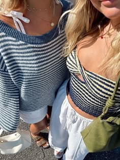 #beach #ootd #outfit #inspo #fashion #style Cold Costal Outfits, Cold Beach Fits, Beach Town Outfits, Beach House Outfit, Coastal Style Outfits, Beach Girl Style, Beachy Fashion, Coastal Outfits, Costal Granddaughter