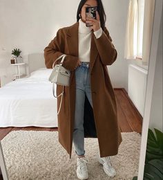 Long Tan Coat Outfit, Coat Outfit Casual, Ny Outfits, 90s Inspired Outfits, Winter Fashion Outfits Casual, Easy Winter Outfit, Winter Outfit Inspiration, Classy Casual Outfits