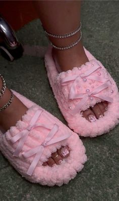 Pink Stuff Girly, Pink Cute Shoes, Cute Girly Stuff, All Things Pink, Pink Clothing, Pink Slides, Pink Lifestyle, Toe Slippers