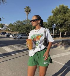 Shorts Outfits Women, Streetwear Mode, Outfit Inspo Summer, City Outfits, Tomboy Style Outfits, Athleisure Outfits, Streetwear Fashion Women, Tshirt Outfits