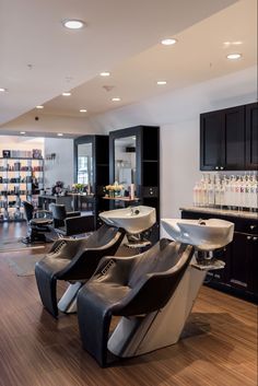 Here’s a view of our washing station! This is where we clean our clients hair in the best way possible. ♡ Beauty Salon Owner Aesthetic, Hair Salon Astethic, Cosmetology License Aesthetic, Luxury Hair Salon Aesthetic, Salon Asthetic Picture, Beautition Job Aesthetic