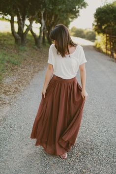 Long Brown Skirt, Brown Maxi Skirts, Skirt Diy, Fall Maxi, Maxi Rok, Maxi Skirt Outfits, Rock Outfit