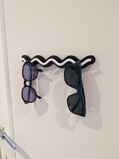 Organize your life better than before, stopping to search key and sunglasses for hours. Get your sunglass wall holder. This cute and colorful organizer that mounts to your wall and can hold up to 4 pairs of Sunglasses or mixed with keys. Choose the best color combos that fits your home and the perfect option that matches your energy!! 🔨 Installation difficulty: easy (requires a drill and a 3/16" or 5 mm drill bit--screws are included). 📐 Dimensions: Length ~20 cm x Height ~4 cm x Depth ~3 cm ? Sunglasses Display Ideas, Best Color Combos, Diy Sunglasses Holder, Sunglass Display, Diy Sunglasses, Sunglasses Display, Wall Holder, Keychain Holder, Sunglasses Holder