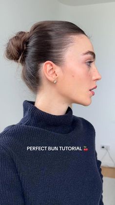 Bun Hairstyles High, Slick Bun Tutorial, Hairstyles High Bun, Perfect Bun Tutorial, Bun Slick, Tutorial Natural Makeup, Hair Curling Techniques, Slick Bun, Nurse Hairstyles