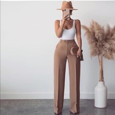 Zara Women Flared Trousers. Color: Camel. 2359/703/704. Mid Waist Trousers With Front Pockets And Flared Hems, Featuring A Front Zip And Metal Hook Fastening. Measurements For Size L Waist: Approx 16 Inches Hips: Approx 20 Inches Inseam: Approx 33.5 Inches Length (Inches Instead To Hem): 43 Inches Sophisticated Style Women, Camel Pants Outfit, Summer Chic Outfit, Slacks Outfit, Long Cardigan Outfit, Khaki Pants Outfit, Khakis Outfit, Casual Work Outfits Women, Khaki Trousers