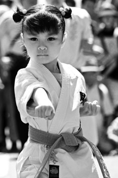 "Karate girl" at Japanese festival.  I love how she looks both sweet and fierce.  Yes to raising strong girls!!! Jiu Jutsu, Kyokushin Karate, Shotokan Karate, Martial Arts Kids, Japanese Festival, Karate Girl, Pencak Silat, Ju Jitsu, Poses References