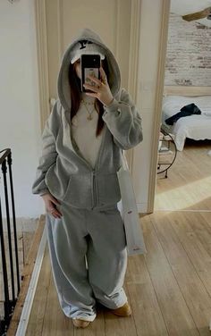 Gray Sweatpants Outfit, How To Have Style, Grey Sweatpants, Hoodie Outfit