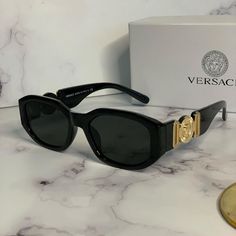 Brand New Never Been Worn Only Selling Because I Have Too Many Black Sunglasses Sunglasses Women Classy, Versace Sunglasses Men, Versace Sunglasses Women, Expensive Sunglasses, Pretty Sunglasses, Black Gold Sunglasses, Chic Glasses, Bday Wishlist, Versace Eyeglasses