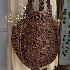 #handmade #bag #makramee #wallpaper #instagram #fashion #dailylook #backpack #travel #ideas #crochet #gifts #giftideas #crafts #art #shopping #valentines #mothersday Macrame Shoulder Bag, Camping Vintage, Paper Yarn, Bag Crochet, Bag Handle, Retro Stil, Style Boho, Beach Bag, Crochet Bag