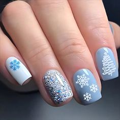 24 Pcs Glossy Short Squoval Press On Nails Blue And White Christmas Glitter Fake Nails Snow Pattern Reusable False Nails Press On Nails Short, Nails Press, Nails Set, Nail Supplies