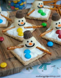 these snowman graham crackers are made with marshmallows and pretzels