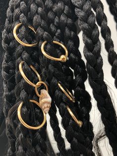 Bringing your braids and locs to life! This small 6pc braid ring set is just what you need. Handmade with tarnish resistant gold wire. Accessorized with one seashell and small gold ball. Easy to apply to your hair. Do not pull sideways due to round shape getting messed up. Twist ends slightly away from each other and loop through your braid. Braid Rings, Hair Jewelry For Braids, Hair Accessories Braids, Gold Jewelry Set, Hair Charms, Lock Jewelry, Braid Jewelry, Faux Locs Hairstyles, Loc Jewelry