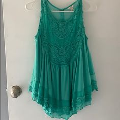 Never Worn Green Flowy Sleeveless Blouse, Sleeveless Flowy Green Blouse, Flowy Green Sleeveless Blouse, Flowy Sleeveless Green Blouse, Summer Green Lace Top Blouse, Green Lace Top Blouse For Summer, Tank Top Blouse, Top Blouse, Womens Sizes