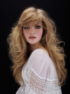 2012 Hairstyles, Long Haircut, 70s Hair, Stylish Haircuts, Outdoor Photos, Spring Aesthetic, Hair Reference, Fall Outdoor