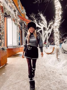 Après Ski Style: What to wear in Aspen - Red Soles and Red Wine Apres Ski Skirt, Ski Style Women 2022, Aspen Night Out Outfit, Apres Ski Party Outfit Chic, Alpine Chic Outfit, After Skiing Outfit, Ski Night Outfit, Apres Ski Style What To Wear, Ski Apres Outfit Party