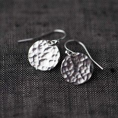 Shiny disc earrings for everyday wear. I've given these lightweight dangles a hammered texture to allow them to sparkle when they reflect the light. Earring discs are 1/2 inch. Overall earring length is 0.9 inch. All components are solid sterling silver. Earrings come with a set of clear ear wire stoppers. Everyday Jewelry Silver, Hammered Silver Jewelry, Sterling Silver Earrings Handmade, Handmade Silver Jewellery, Hammered Earrings, Hot Jewelry, Handmade Gifts For Her, Sterling Silver Jewelry Handmade, Disc Earrings