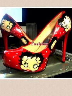 Betty Boop shoes - I probably wouldn't be able to walk in them but I want a pair :O) Original Betty Boop, Betty Boop Handbags, Shoe Diva, Walking In High Heels, Moving Images, Betty Boop Art, Betty Boop Cartoon, Betty Boop Pictures, Beautiful High Heels