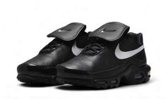 Nike nous dévoile, la Nike Air Max Plus Tiempo ! Une fusion audacieuse entre le style urbain et l'héritage footballistique de la marque. La Nike Air Max Plus Tiempo Black White arbore une tige en cuir noir pour une durabilité supérieure et un look sophistiqué, tandis que les accents blancs du Swoosh ajoutent une touche de contraste saisissante. La languette repliée et le Swoosh allongé font écho à l'un des modèles les plus emblématiques du monde du football, la Nike Tiempo. Dotée de la technolog White Nike Shoes, Nike Tn, Exclusive Sneakers, Nike Dunk High, Shoe Inspo, Nike Shox, Air Jordan 3, Nike Air Max Plus, Air Max Plus