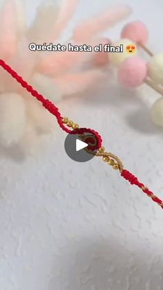 an image of a red string with beads on it and the caption that says, custo hate el final