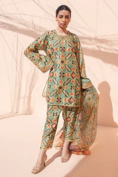 Luna – Sania Maskatiya International Pakistani Fashion Casual Kurta Designs Simple, Pakistani Kurti Designs Casual Summer, Pakistani Fashion Casual Kurta Designs, Printed Kurta Designs Women, Summer Dress Designs Pakistani, Pakistani Kurta Designs Women, Trending Suit Designs, Pakistani Suits Casual, Printed Dress Designs