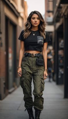 Elegant Cargo Pants, Cargo Pants Outfit Street Style Women, Classy Edgy Outfits, Cargo Pants Outfit Street Style, Women's Cargo Pants, Cargo Pants For Women, Creative Fashion Photography, Safari Chic, Cargo Pants Outfit